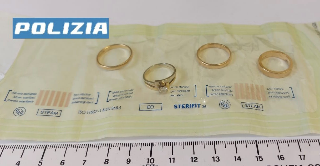 Jesi - Ruba monili in oro alle anziane ricoverate, operatore sanitario denunciato dalla polizia